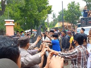 Massa Rusak Pagar Kantor KPUD Sampang Saat Demo Tuntut PAW PPS Bermasalah