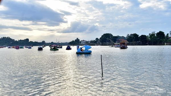 Menikmati Keindahan Senja di Danau Sipin Jambi