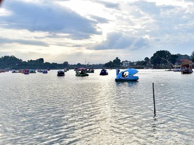 Menikmati Keindahan Senja di Danau Sipin Jambi
