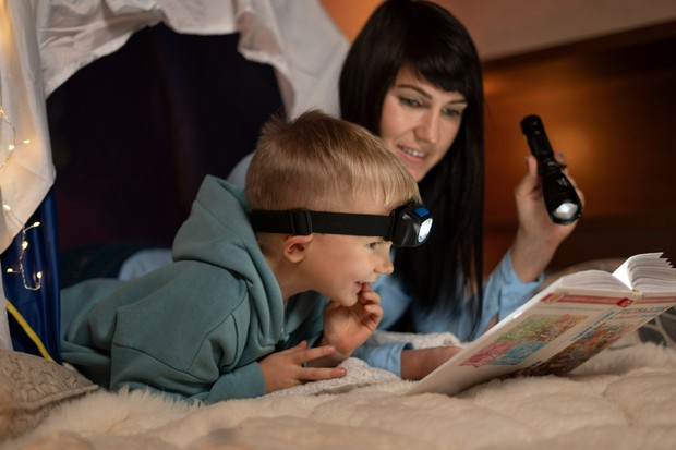 membaca buku bersama anak merupakan rutinitas malam yang baik untuk merefresh otak