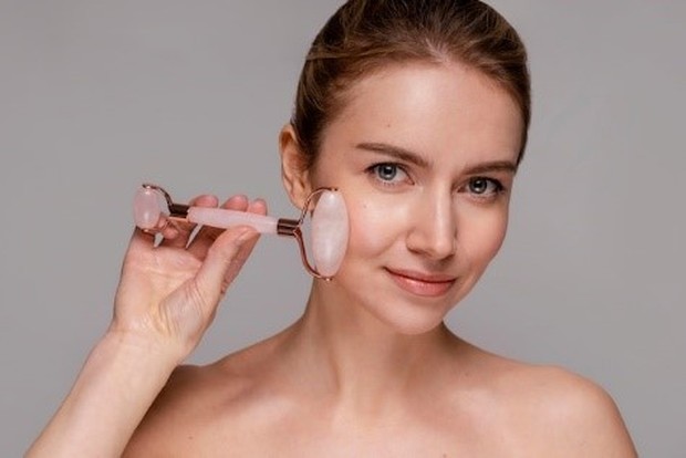 Jade roller digunakan untuk melancarkan sirkulasi darah di wajah