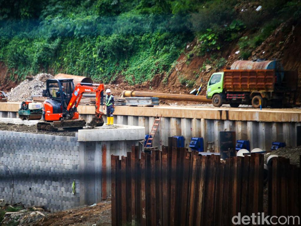 Mengintip Progres Saringan Sampah Ciliwung yang Molor dari Target Mengintip Progres Saringan Sampah Ciliwung yang Molor dari Target