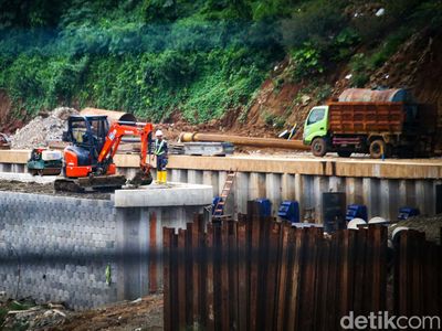 Mengintip Progres Saringan Sampah Ciliwung yang Molor dari Target