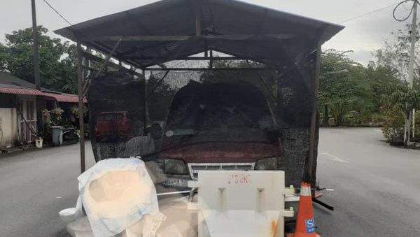 Potret Ngawur Mobil Parkir dan Bikin Garasi di Tengah Jalan