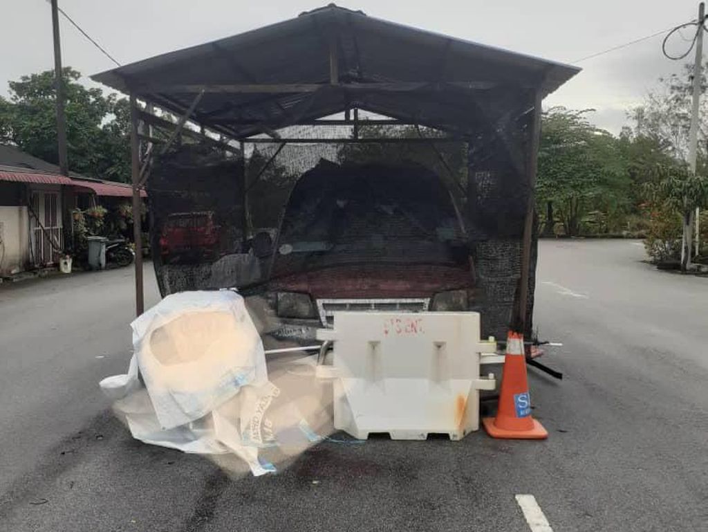 Potret Ngawur Mobil Parkir dan Bikin Garasi di Tengah Jalan Potret Ngawur Mobil Parkir dan Bikin Garasi di Tengah Jalan