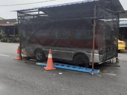 Heran! Pemilik Mobil Simpan dan Bikin Tempat Parkir di Tengah Jalan