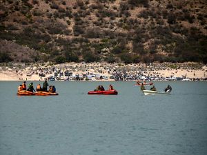 Momen Pencarian Korban Kapal Tur yang Terbalik di Bendungan Pakistan