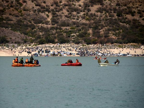 Momen Pencarian Korban Kapal Tur yang Terbalik di Bendungan Pakistan