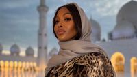 7 Potret Naomi Campbell Berkerudung, Ajak Anak Berkunjung ke Masjid