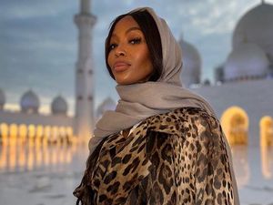 7 Potret Naomi Campbell Berkerudung, Ajak Anak Berkunjung ke Masjid