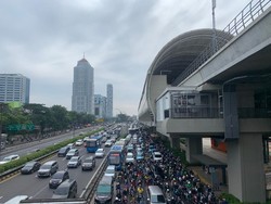 Parah! Jalan Gatot Subroto Arah Semanggi Macet Bikin TransJ Tersendat