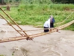 Pelajar di Sinjai Bertaruh Nyawa Lewati Jembatan Bambu Reyot ke Sekolah