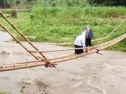 Pemkab Sinjai Tak Bisa Perbaiki Jembatan Bambu Reyot Akses Siswa ke Sekolah