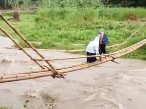 Pemkab Sinjai Tak Bisa Perbaiki Jembatan Bambu Reyot Akses Siswa ke Sekolah Pemkab Sinjai Tak Bisa Perbaiki Jembatan Bambu Reyot Akses Siswa ke Sekolah