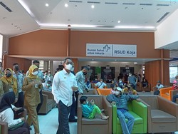 Heru Budi Cek Kondisi Korban Kebakaran Depo Plumpang di RSUD Koja