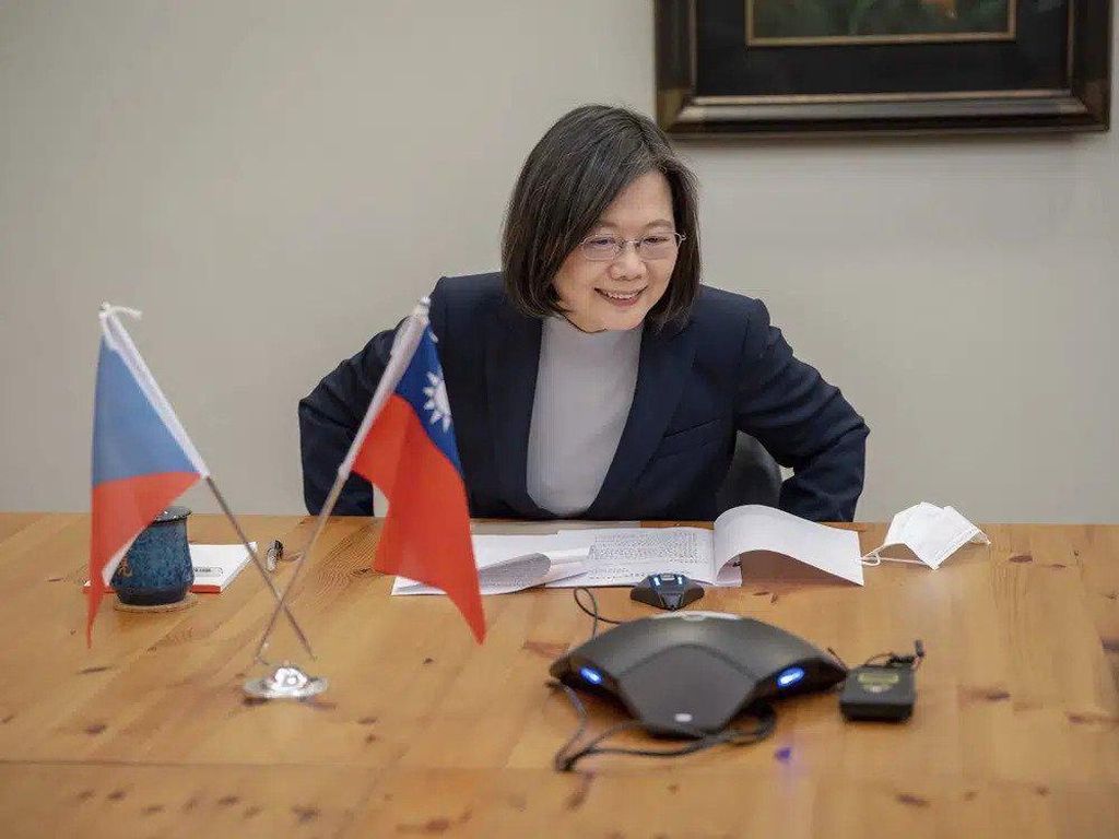 Presiden Baru Ceko Teleponan dengan Presiden Taiwan, China Marah!