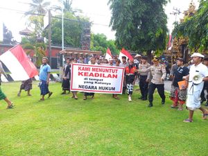 Warga Geruduk Polres Buleleng, Pertanyakan Kasus Vandalisme di Pura Warga Geruduk Polres Buleleng, Pertanyakan Kasus Vandalisme di Pura