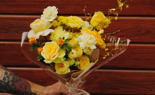 Rose Day dirayakan sebagai ajang merayakan memakai pakaian serba kuning / Foto: pexels.com/Алекке Блажин Rose Day dirayakan sebagai ajang merayakan memakai pakaian serba kuning / Foto: pexels.com/Алекке Блажин