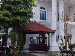 Unik, Angkringan di Blitar Ini Aslinya Rumah Mewah Lho