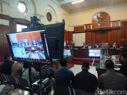 Steward Kanjuruhan Lihat Polisi Bawa Gas Air Mata tapi Tak Berani Tegur