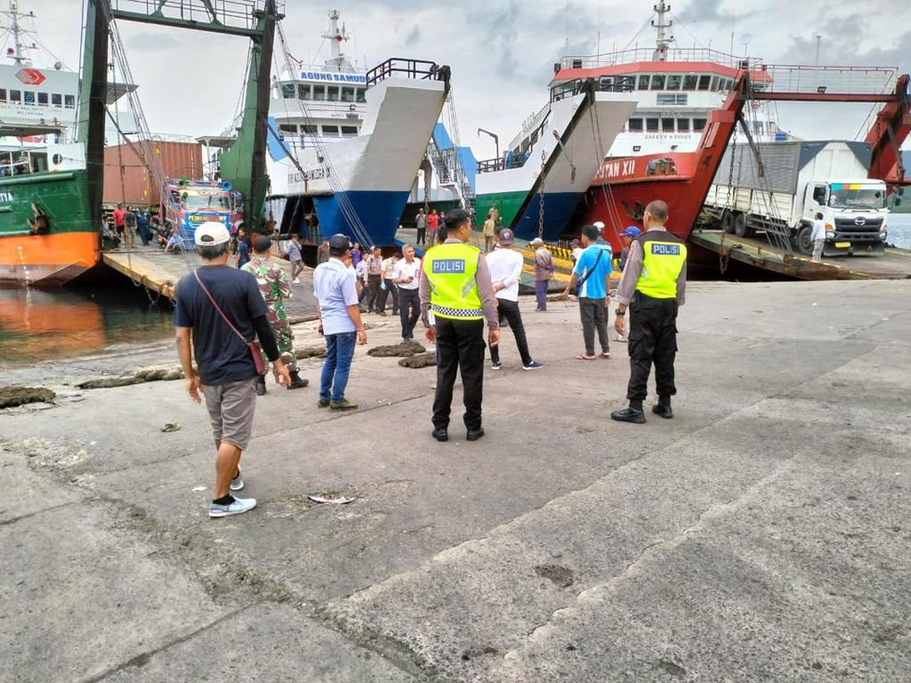 Wanita Penumpang Kapal Gilimanuk-Ketapang Jatuh ke Laut Wanita Penumpang Kapal Gilimanuk-Ketapang Jatuh ke Laut