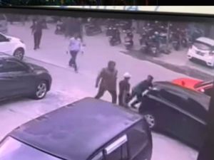 Melihat Lagi Aksi Anak Legislator Wajo Aniaya Jukir-Kini Dituntut 6 Bulan Bui Melihat Lagi Aksi Anak Legislator Wajo Aniaya Jukir-Kini Dituntut 6 Bulan Bui
