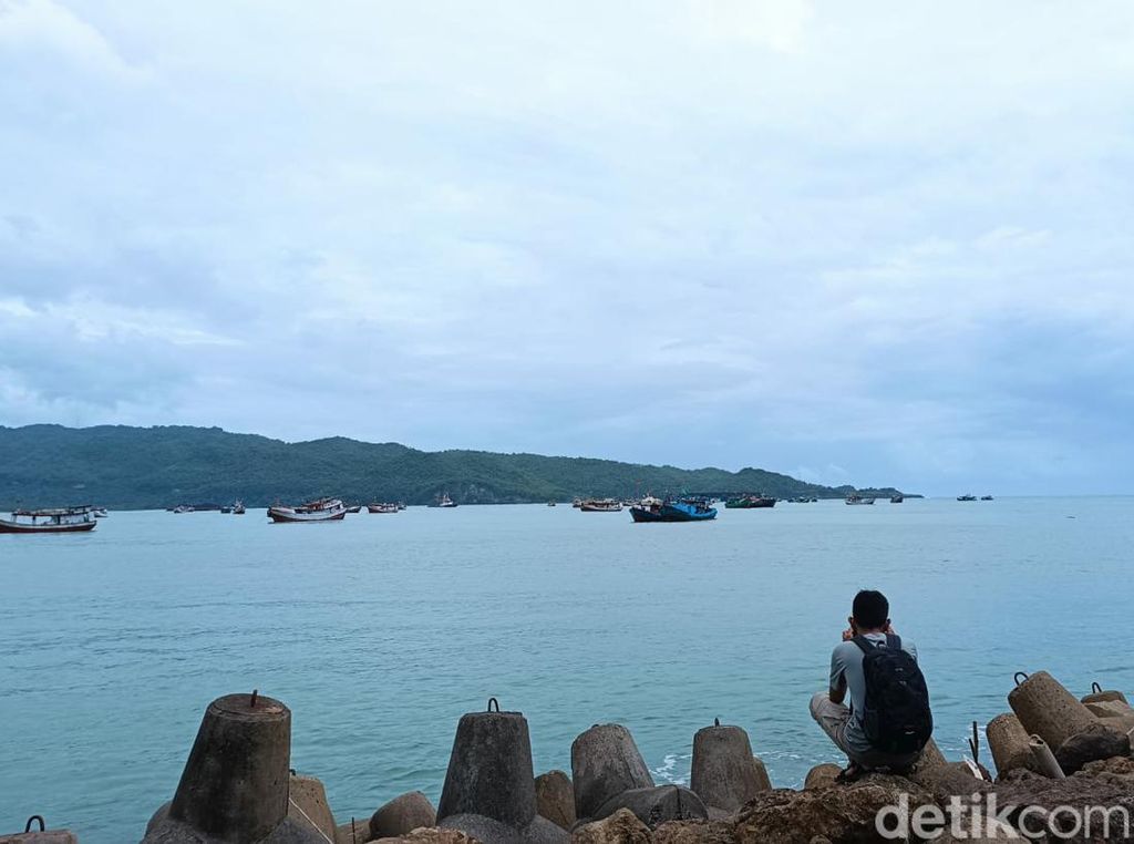 Dihadang Cuaca Buruk, Banyak Kapal Berlindung di Teluk Pacitan Dihadang Cuaca Buruk, Banyak Kapal Berlindung di Teluk Pacitan