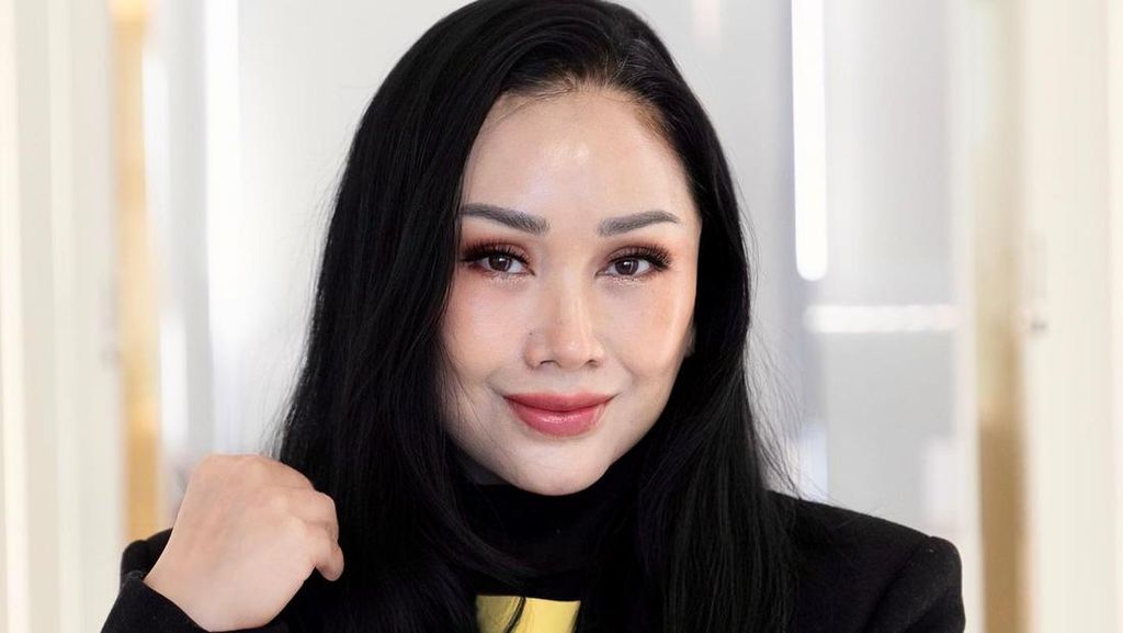 7 Potret Wajah Baru Titi DJ Pasca Oplas Anti Aging di Korsel 7 Potret Wajah Baru Titi DJ Pasca Oplas Anti Aging di Korsel