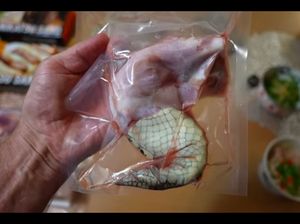 Demi Bertahan Hidup, Cakar Beruang hingga Pohon Jadi Makanan