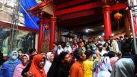 Warga Bogor Serbu Vihara Dhanagun Demi Sembako Murah