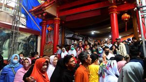 Warga Bogor Serbu Vihara Dhanagun Demi Sembako Murah