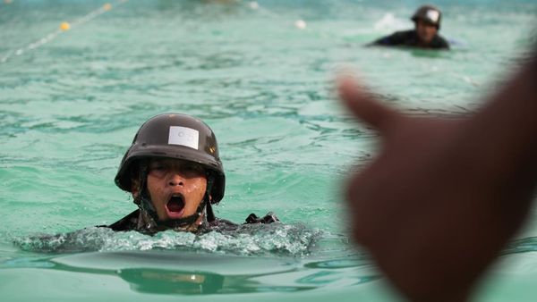 Aksi Ketangguhan Prajurit Marinir Saat Ikuti Renang Militer