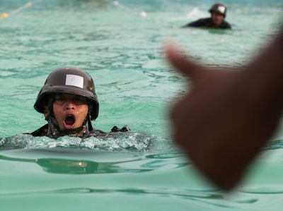 Aksi Ketangguhan Prajurit Marinir Saat Ikuti Renang Militer