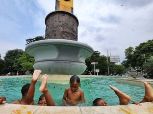 Asyik Banget! Bocah Berenang di Tugu Adipura Jakarta Asyik Banget! Bocah Berenang di Tugu Adipura Jakarta