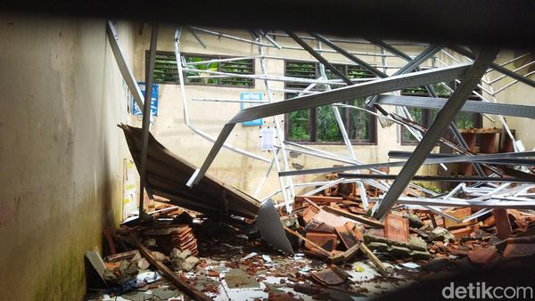 Tolong.. Atap SDN Cilaja 4 Padeglang yang Ambruk Belum Juga Diperbaiki
