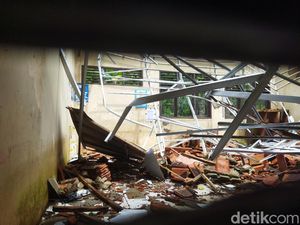 Tolong.. Atap SDN Cilaja 4 Padeglang yang Ambruk Belum Juga Diperbaiki