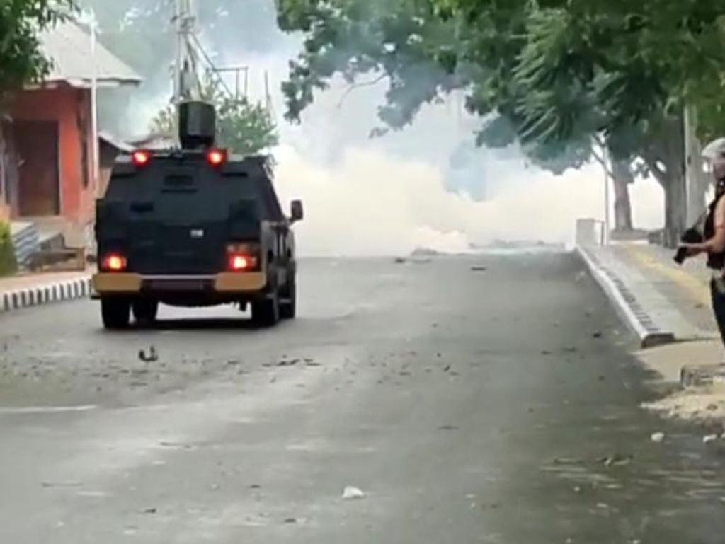 Bentrok Pemuda Pecah di Tual gegara Makan Tak Bayar, 3 Polisi-10 Warga Luka Bentrok Pemuda Pecah di Tual gegara Makan Tak Bayar, 3 Polisi-10 Warga Luka