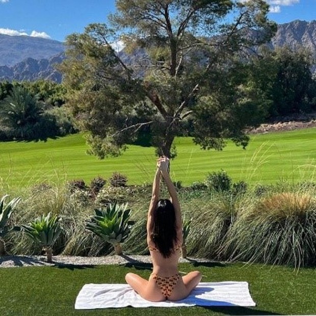 Berjemur dibawah sinar matahari dapat membantu tubuh lebih rileks dan tenang