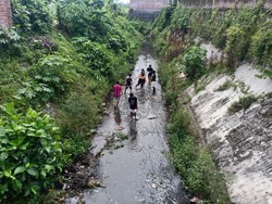 6 Pendaki Ngeprank Tersesat di Gunung Lamongan Dihukum Bersihkan Sampah