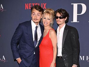 Potret 2 Putra Pamela Anderson Jadi Kontroversi karena Dukung Video Seks Ibu Potret 2 Putra Pamela Anderson Jadi Kontroversi karena Dukung Video Seks Ibu