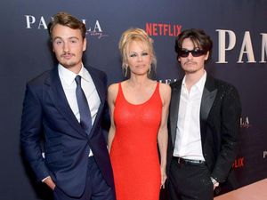 Putra Pamela Anderson Komentari Video Seks Ibunya, Ini yang Disesalinya Putra Pamela Anderson Komentari Video Seks Ibunya, Ini yang Disesalinya
