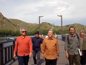 Sekjen KLHK dan Dubes RI untuk UNESCO Tinjau Sarpras Wisata Pulau Rinca Sekjen KLHK dan Dubes RI untuk UNESCO Tinjau Sarpras Wisata Pulau Rinca