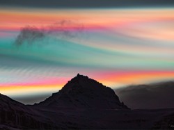 Awan Pelangi Langka Hiasi Langit Arktik Seperti Aurora