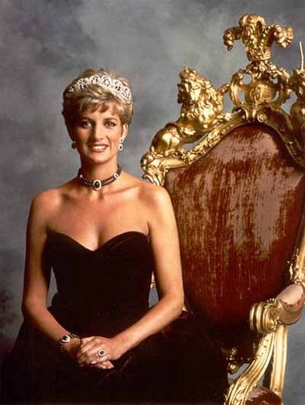 Foto: pinterest.com/Fanpop Putri Diana dalam gaun aubergine velvet Edelstein/