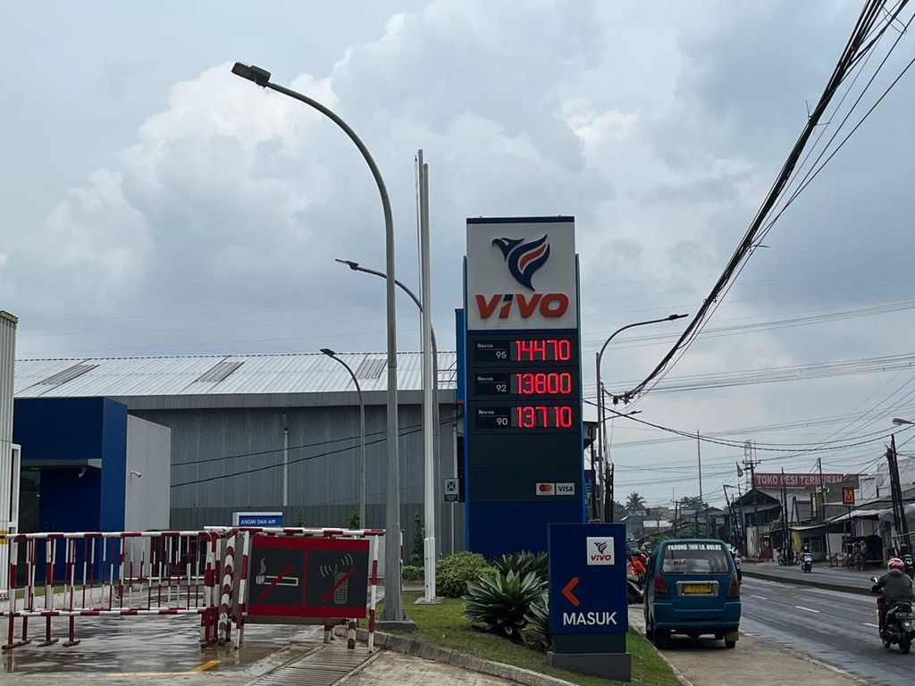 Harga BBM VIVO Naik, Revvo 90 dari Rp 11.800 Jadi Rp 13.710 Harga BBM VIVO Naik, Revvo 90 dari Rp 11.800 Jadi Rp 13.710