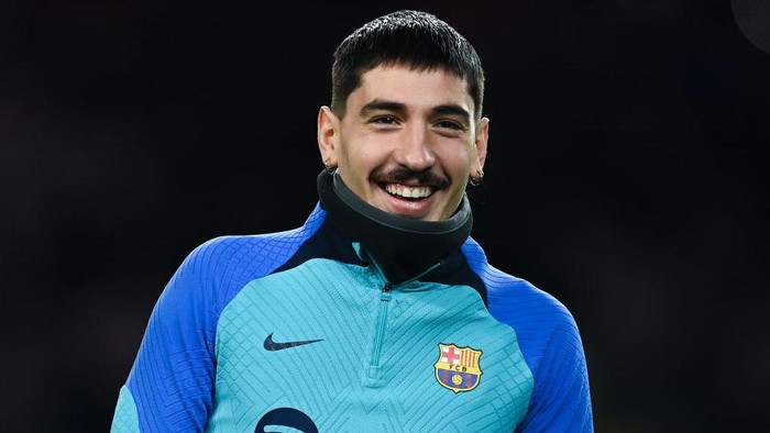 BARCELONA, SPAIN - JANUARY 25: Hector Bellerin of FC Barcelona looks on during the warm up prior to the Copa Del Rey Quarter Final match between FC Barcelona and Real Sociedad at Spotify Camp Nou on January 25, 2023 in Barcelona, Spain. (Photo by David Ramos/Getty Images)