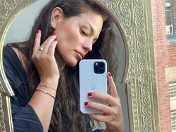 10 Ide Pose Mirror Selfie yang Keren dan Unik