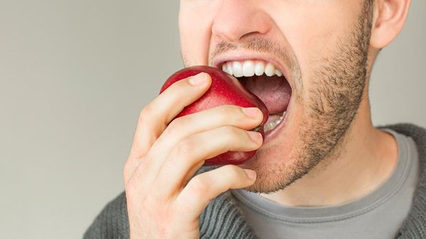 ilustrasi pria makan apel