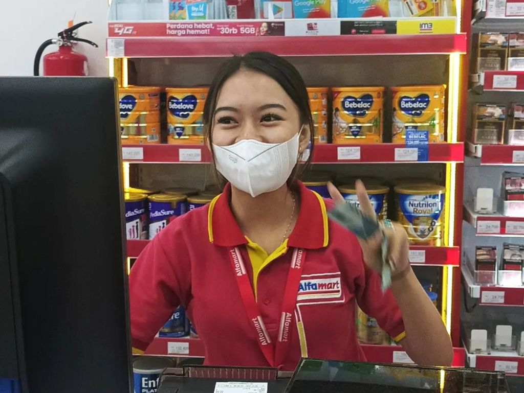 Jujur dan Berani, Aksi Pegawai Minimarket Ini Banjir Pujian Netizen