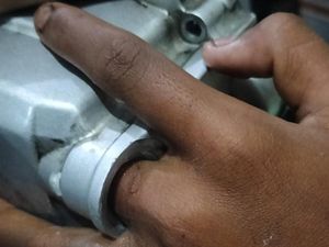 Ada-ada Saja! Jari Remaja Surabaya Tersangkut di Mesin Motor, Untung Ada PMK